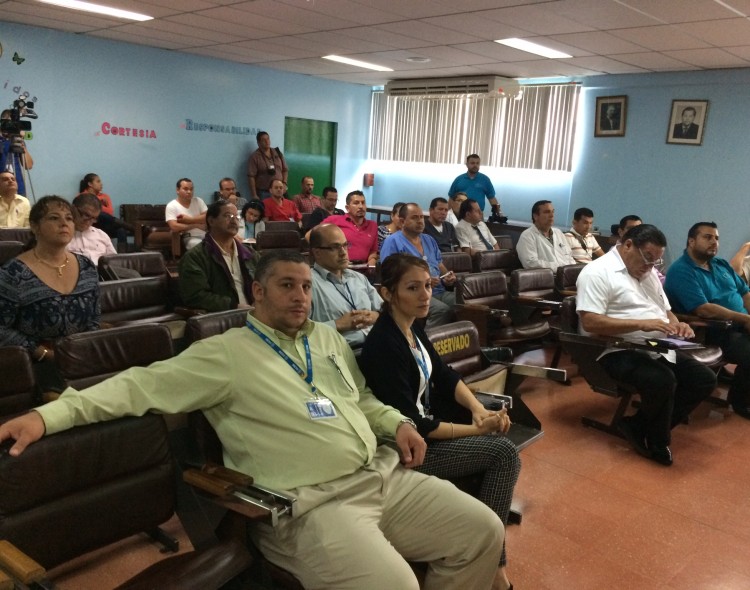 Representantes del Colegio de Médicos visitan el Hospital San Carlos