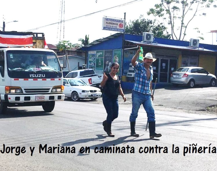 Caminata de Jorge y Mariana contra piñería.