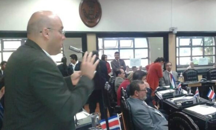 Edgardo Araya renuncia a su remuneración como diputado